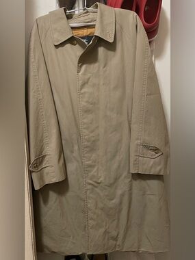 Burberry Classic Women’s Trench Coat in Beige